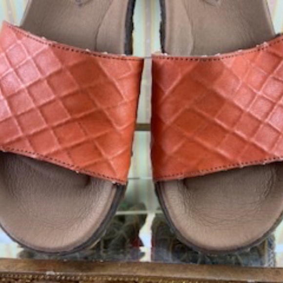 El Naturalista Orange Slides - Picture 2 of 15